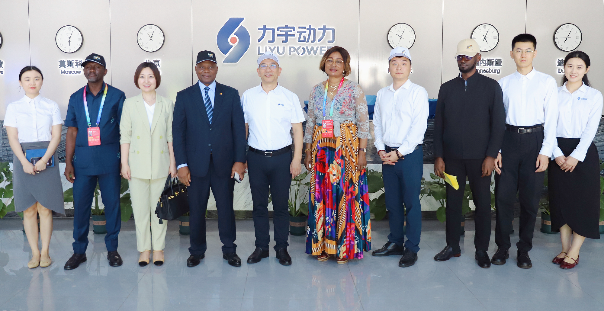 5. Embajador camerun&eacute;s y director del departamento de comercio Visite Liyu