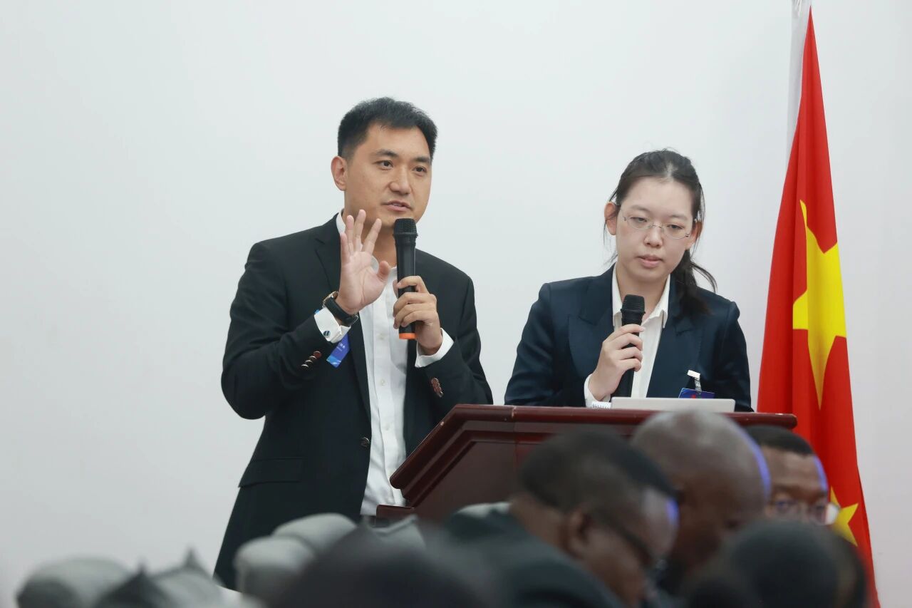 Representante del Grupo Liyu hablando