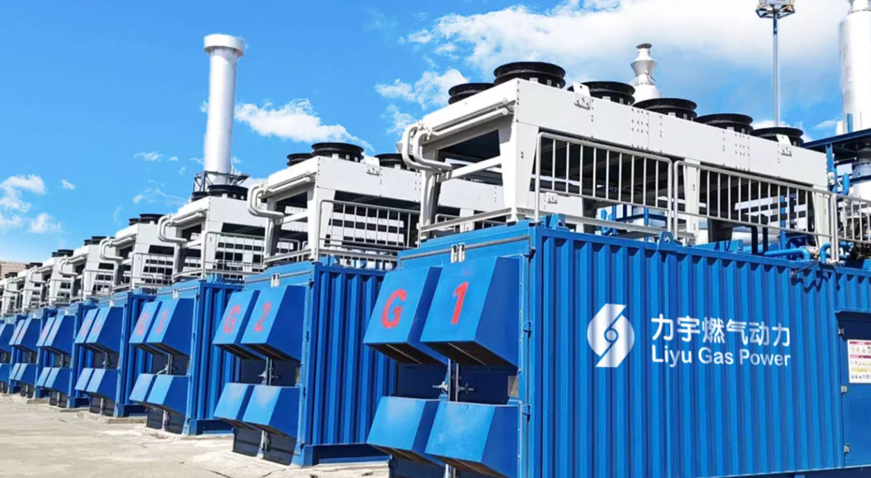 Una variedad de generadores de gas dispuestos en una instalaci&oacute;n, mostrando su dise&ntilde;o robusto para la generaci&oacute;n de energ&iacute;a.