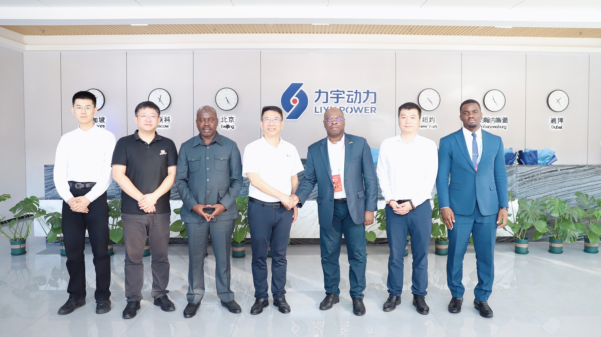 2. Embajador de Gabones y Jefe de Agencia de Promoci&oacute;n de Inversiones Visite Liyu